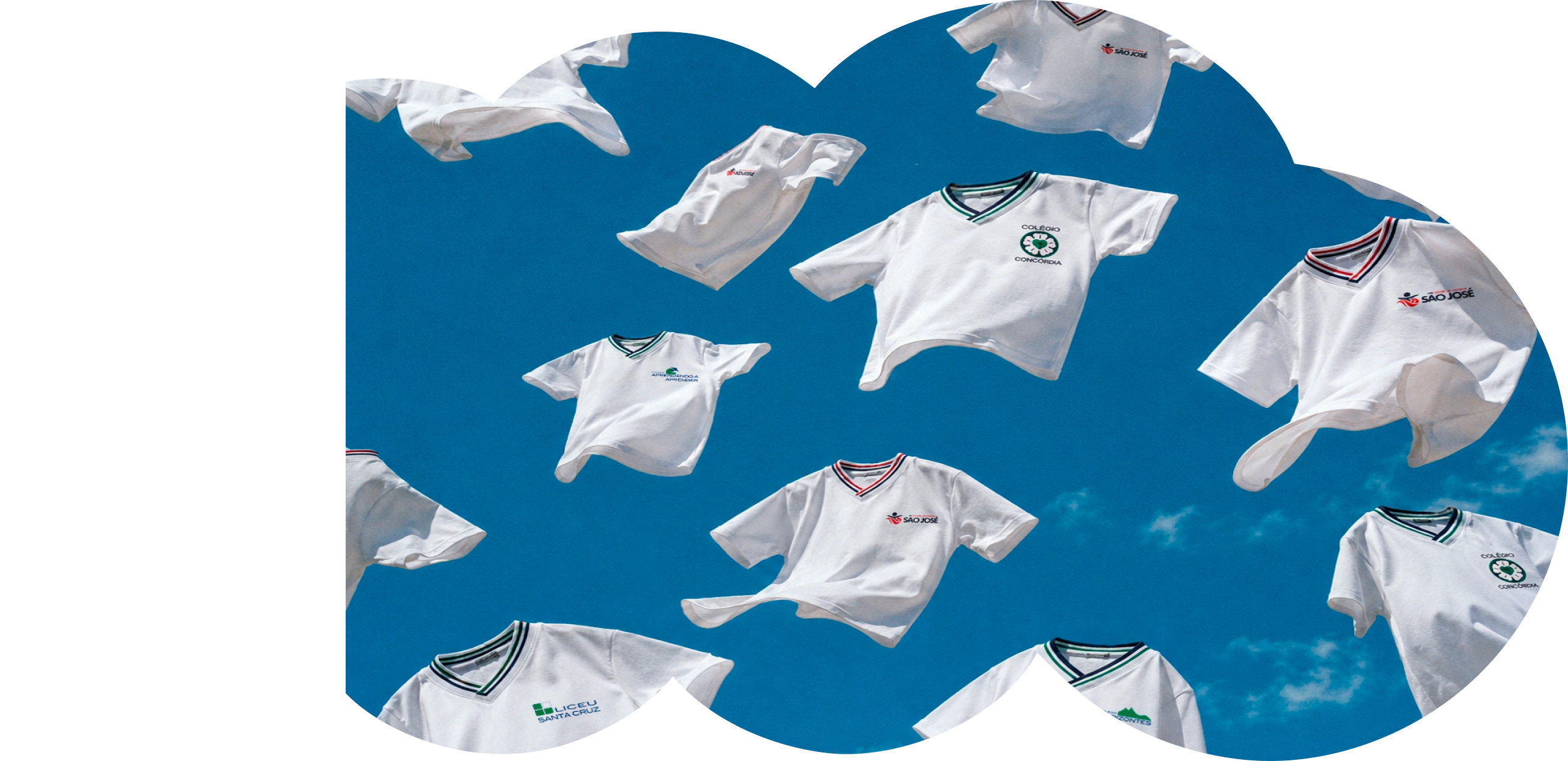 Camisetas das escolas do Grupo A Educacional em um céu azul.