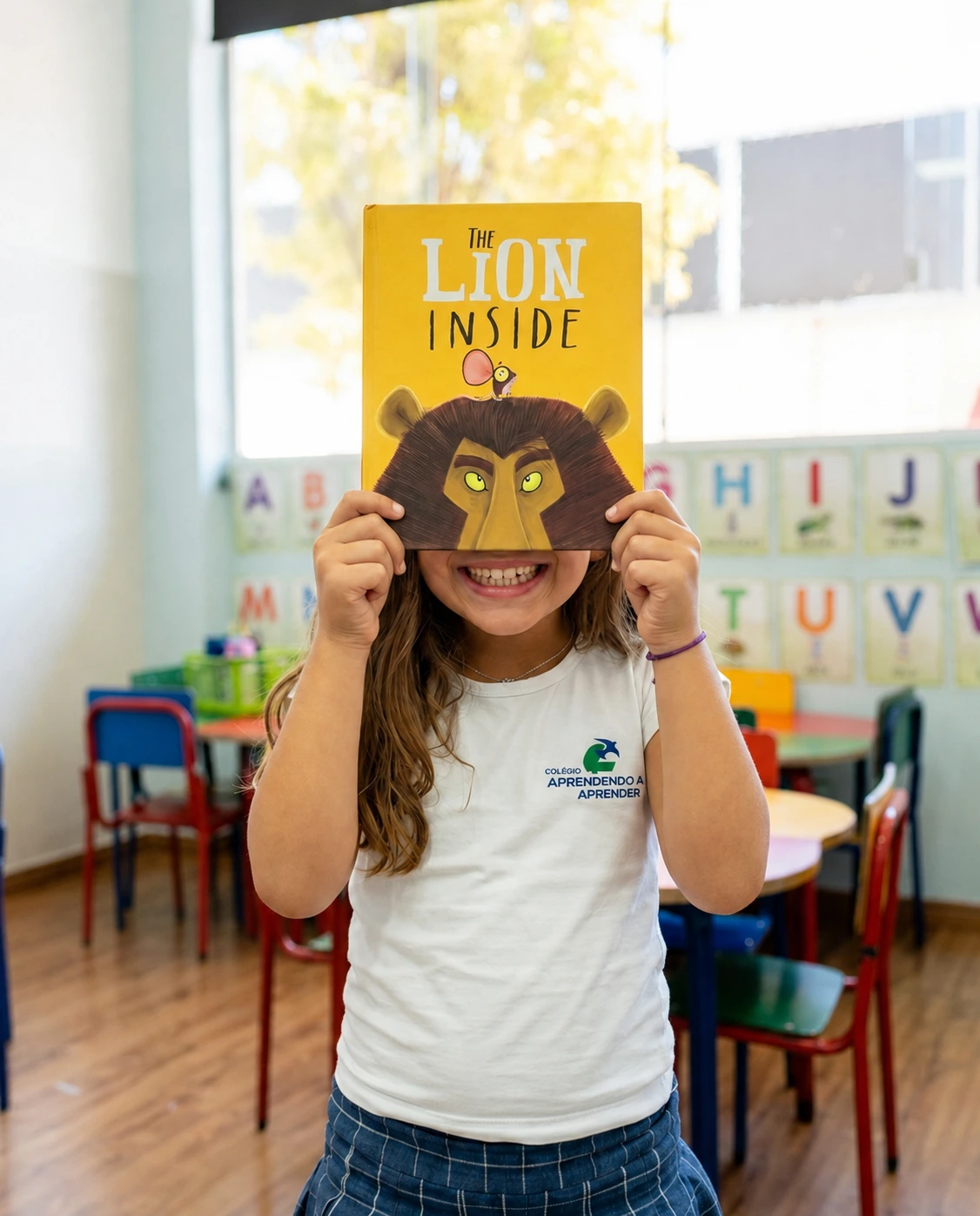 Criança com um livro ilustrado de leão