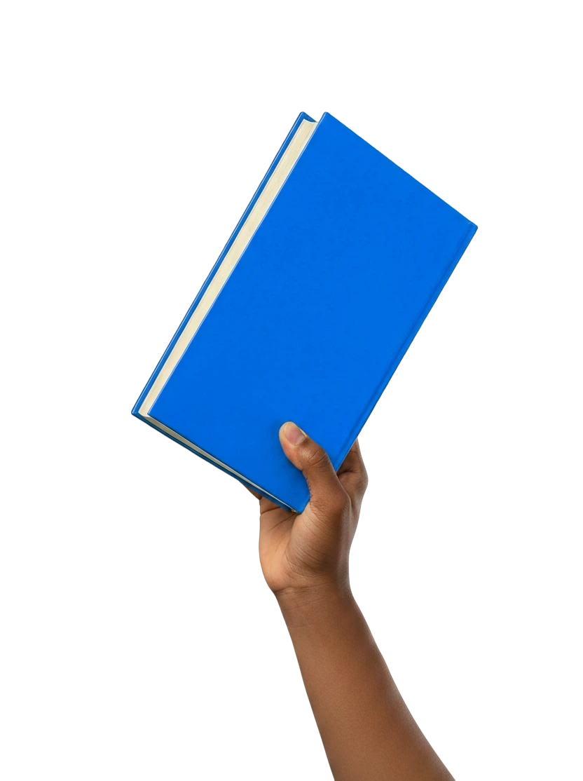 Mão segurando um livro azul