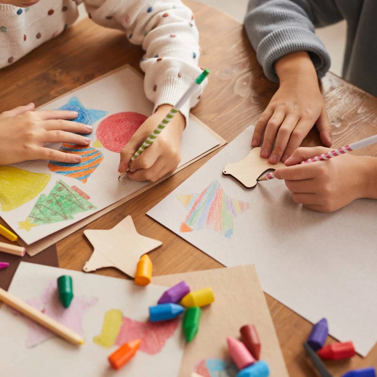 Atividade com lápis de cor e materiais pedagógicos.