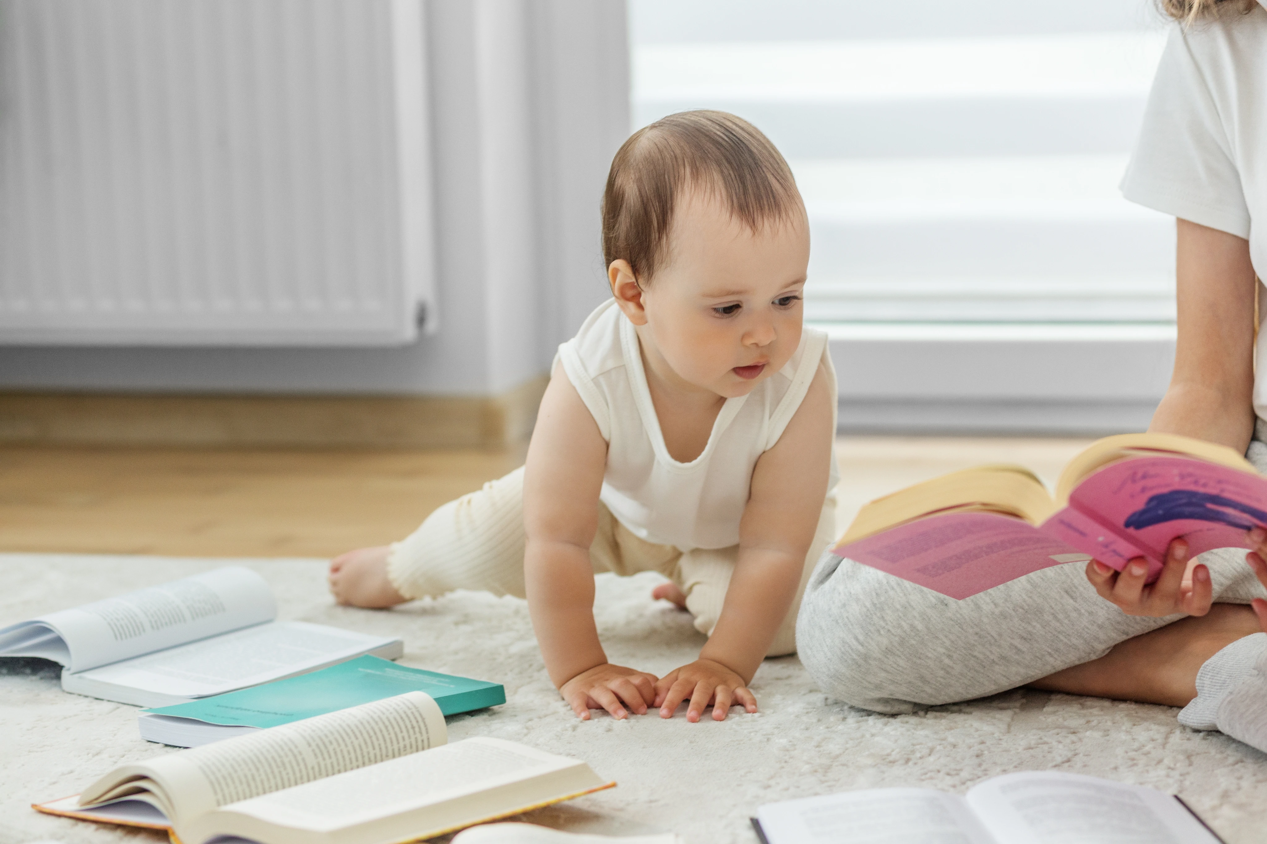 Bebê explora brinquedos em um ambiente preparado para a primeira infância.