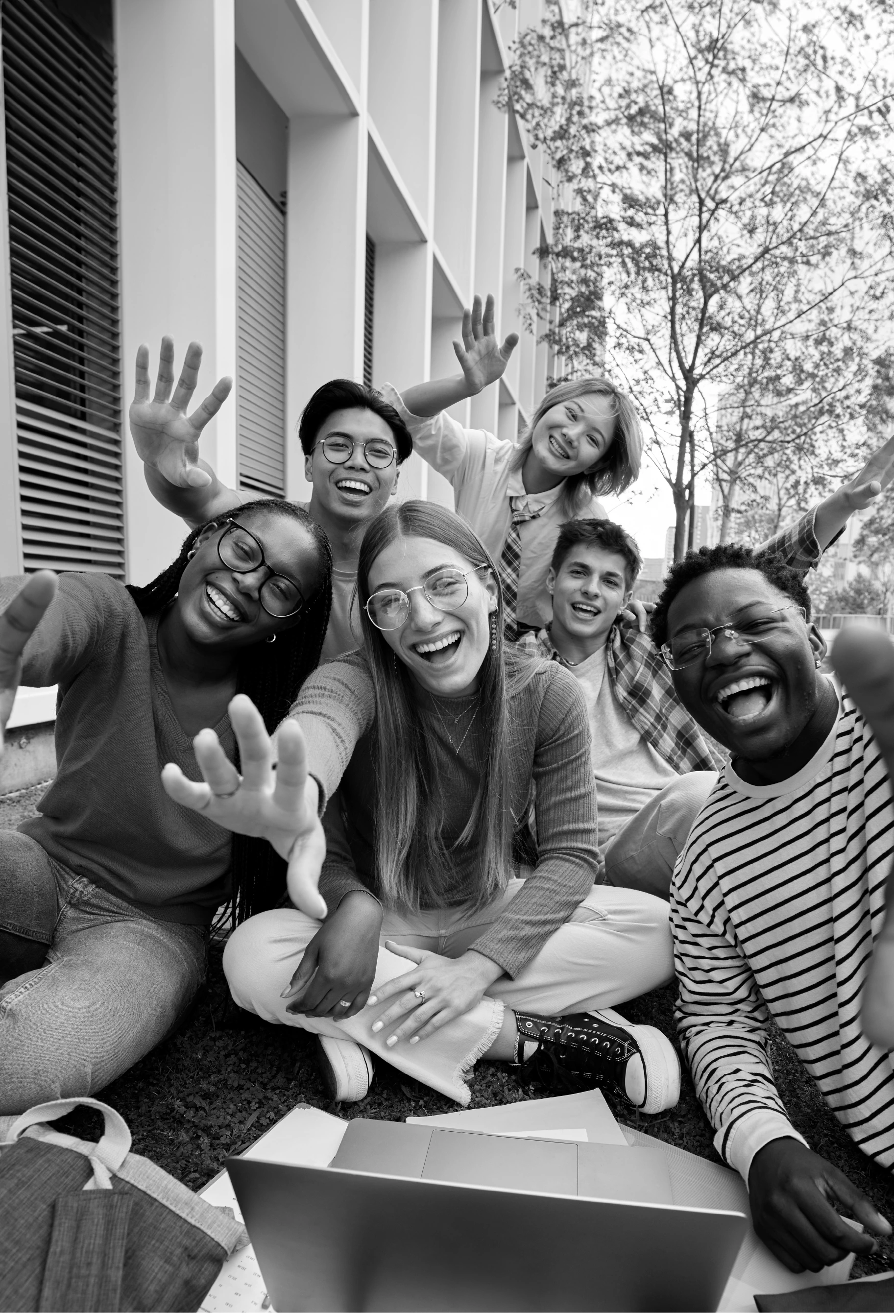 Grupo de estudantes sorrindo.