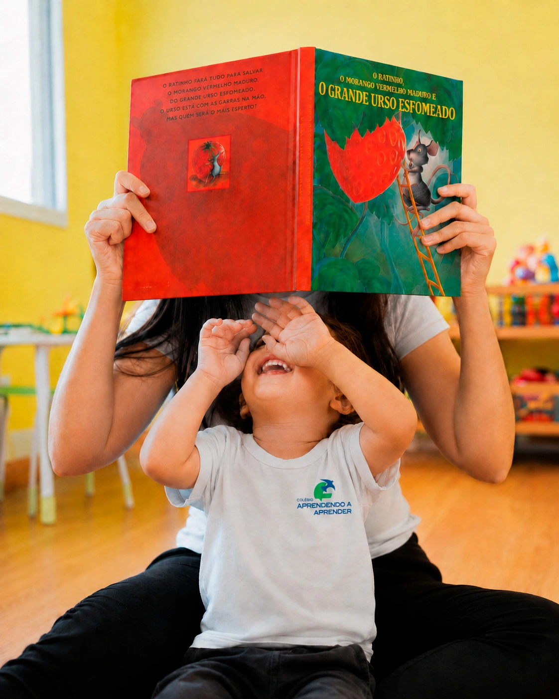 Criança explora um livro colorido durante a leitura.