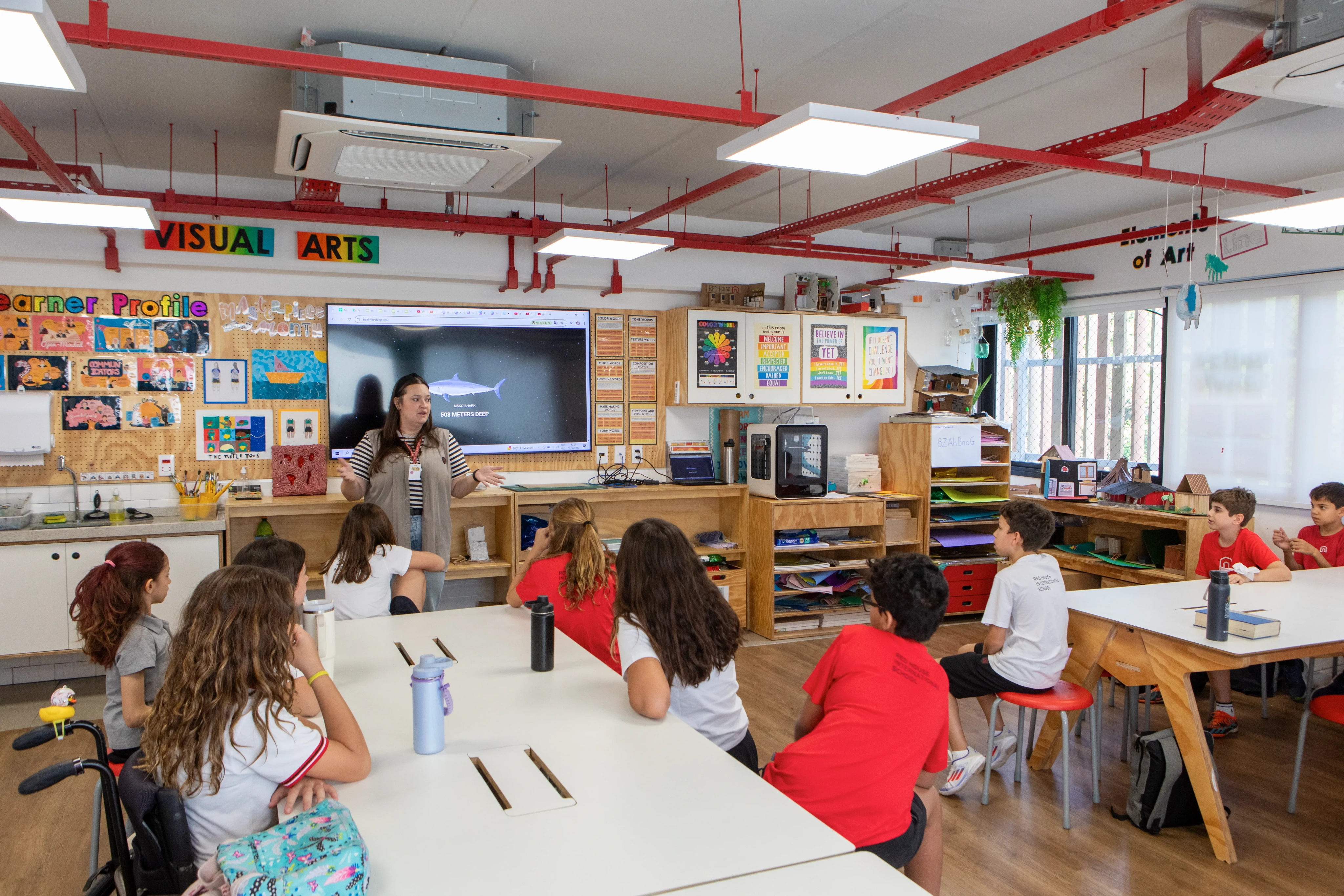 Professora durante uma aula do programa bilíngue