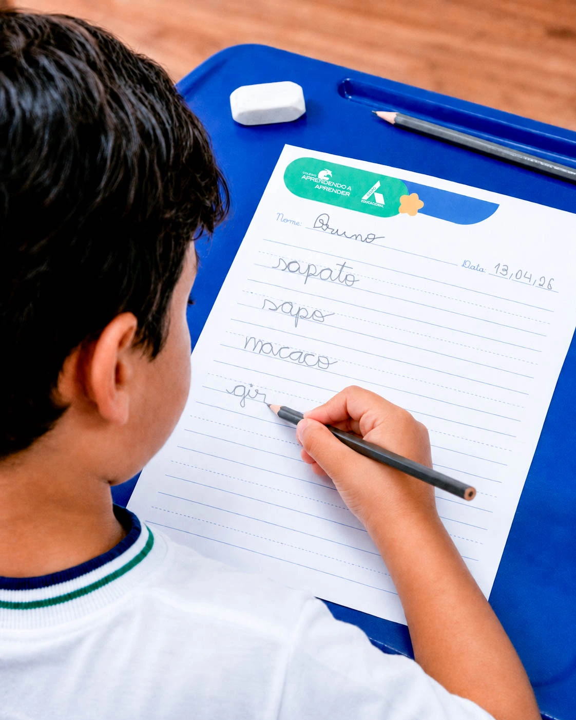 Aluno do Colégio Aprendendo a Aprender realiza uma atividade escrita.