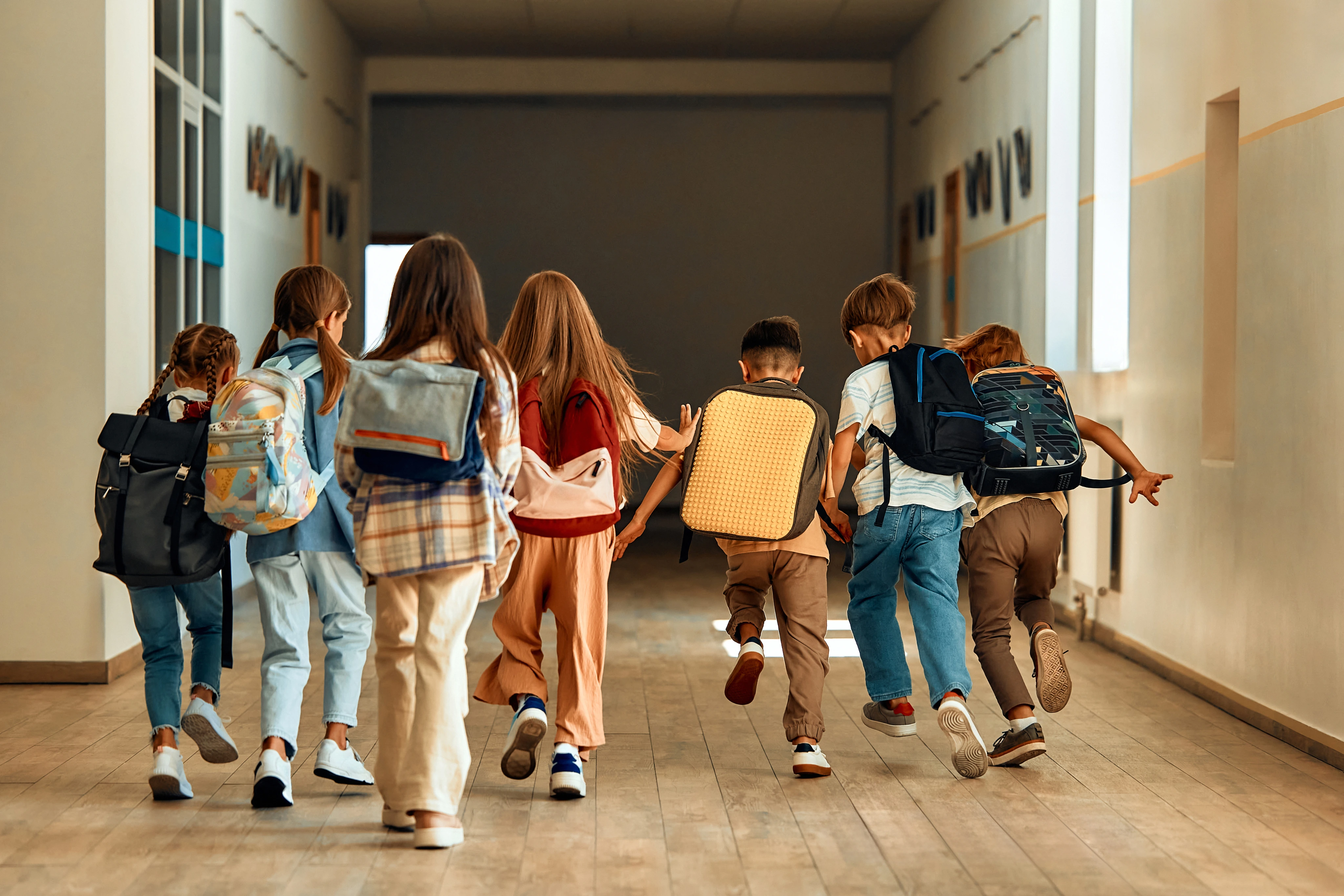 Crianças caminhando juntas na escola