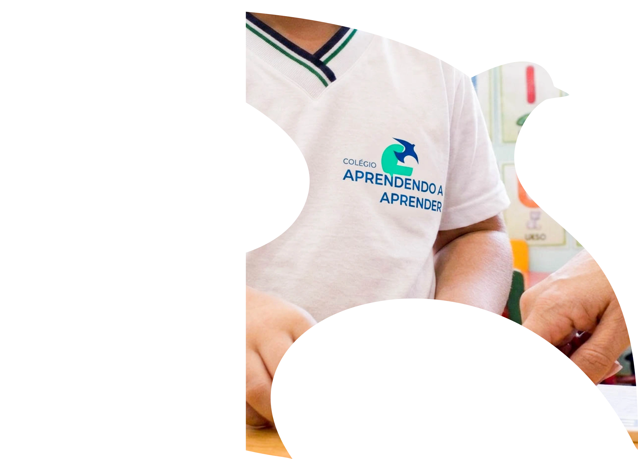 Uniforme do Aprendendo a Aprender em composição com o símbolo da escola.